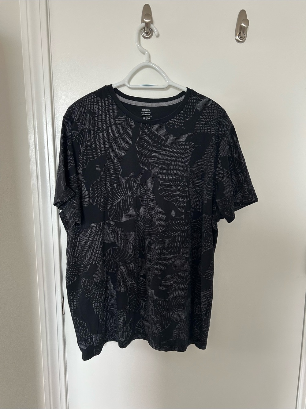 Old Navy Black Short-Sleeve Leaf-Print Tee